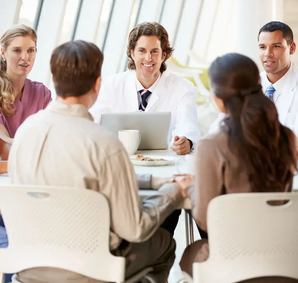 Des professionnels de santé réunis autour d’une table pour une concertation